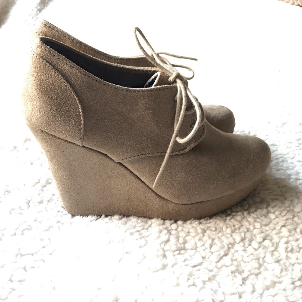 SOLD Beige wedges - Picture 3 of 4